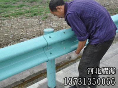 道路護(hù)欄板安裝實(shí)拍